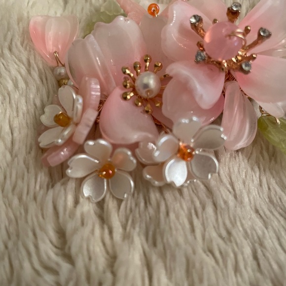 Beautiful intricate pink hair clip, no detail is spared, great for summer wear! main image 5